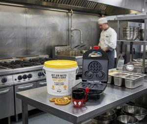 Golden Waffle Mix & Mickey Iron: The exact combination UK families are using to recreate authentic park-style waffles at home.