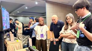 FXMedia Developer Explaining the Medical Simulation Learning Experience to Visitors from BINUS University