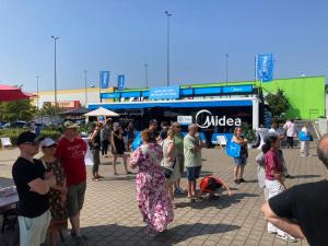 Pulse Tranzformer ground level expandable trailer branded for Midea at a German retail park roadshow stop | The Clear Idea