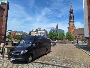 Kleinbus vor historischer Kulisse in München