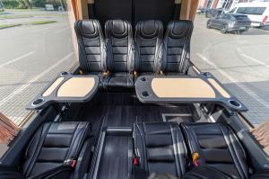 Innenraum eines Kleinbusses mit Sitzplätzen