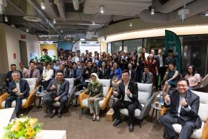 Group photo with VIP in the front row, from the left, Mr Zamani Razali, Mr Lim Wei Liang, Madam Halimah Yacob, Mr Ng Yan Jie, Mr Daniel Chua, and 4th from the right in second row, Ms Sanprapha Vudhivorn