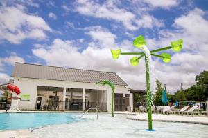 The pool at Oakberry Trails