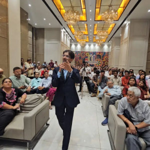 Hiten Bhuta speaking and interacting with a large audience during the AI Agents & AI – 2055 program at Shreeji Sharan in Mumbai.