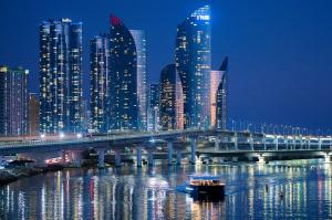 A dinner yacht cruise passes along Busan's illuminated waterfront.(Photo courtesy of Busan Metropolitan City)