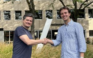 the CLO of Quantoz, Arjen van Klaarbergen and the CEO of Potje, Bastiaan Reurink shaking hands in front of the Quantoz office