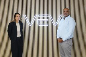 Clara Audry, General Partner bei Jolt Capital, und Mike Nakrani, CEO von VEV
