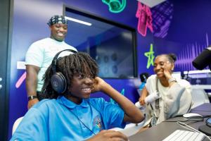 Philadelphia family explores STEAM at Smilow Woodland TGR Learning Lab on Cobbs Creek Golf & Education Campus
