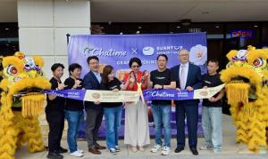 Yao-Hui Wang, Chairman of La Kaffa International Business Group, joins guests and team members at the ribbon-cutting ceremony for the first Chatime × SunnyUp dual-brand concept store in Katy, Texas.
