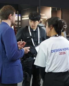 An attendee asks questions to the EFLOW's representative in the Pavilion