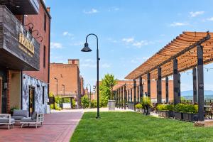 Fratelli's on the downtown Lynchburg Bluff Walk