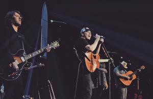 Rodney Atkins performing