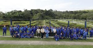 Participantes do programa Replantando Vida reunidos em viveiro de mudas nativas no Rio de Janeiro, onde são desenvolvidas ações de restauração ecológica e reintegração social.