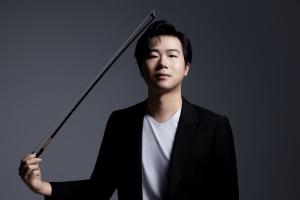 Simon Zhu holding his bow