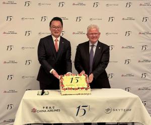 Kevin Chen, President of China Airlines (left), and Patrick Roux, CEO of SkyTeam (right), stand behind a 15th anniversary cake at a China Airlines and SkyTeam celebration, marking 15 years of membership.