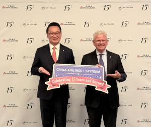 Kevin Chen, President of China Airlines (left), and Patrick Roux, CEO of SkyTeam (right), hold a “Celebrating 15 Years and Beyond” sign commemorating China Airlines’ 15 years of SkyTeam membership.