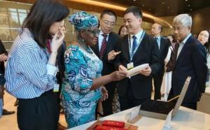 During a visit to the exhibition, a Fuzhou ceramic plate inspired by “The Romance of Liu and Du” was introduced to WTO Director-General Ngozi Okonjo-Iweala and her delegation.