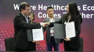 Prof Tan Boon Yeow and Kerry Guo shaking hands during MOU signing.