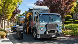 California Waste Solutions recycling truck serving customers in San José, California.