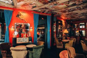 Pensão Amor's décor evokes the atmosphere of Lisbon's port district, where sailors, members of the bourgeoisie, writers, fado singers, artists, prostitutes, and spies once mingled.