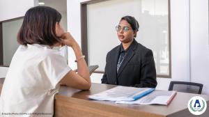 An Applied Protection concierge helping a visitor.