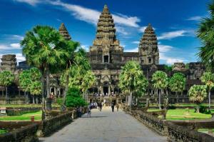 Temple d'Angkor Wat au Cambodge sous un ciel bleu lors d'un circuit Vietnam Cambodge Laos 3 semaines sur mesure