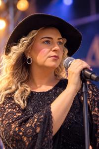 lizzie reynolds performing