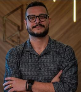Fabio Henrique Baietti Sodre dos Santos is a real estate entrepreneur, lead auditor, and consultant specializing in quality management systems for the construction industry. Since 2010, he has worked with ISO 9001, process management, auditing, corporate