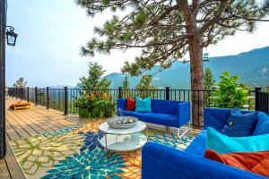 Sitting area on a Colorado composite deck