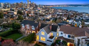 Seattle skyline and Space Needle viewed from Kerry Park in Queen Anne.