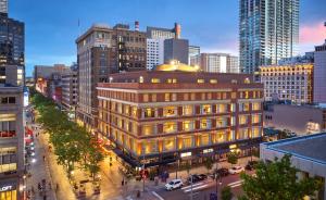 Exterior image of Courtyard by Marriott Denver Downtown’s historic building on Denver’s pedestrian street, 16th Street Mall.