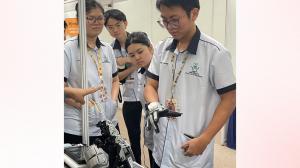 Delegate trying the HandVivante™ hands-on.