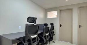 Estações de trabalho da Kronos Coworking, no Meireles, Fortaleza