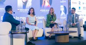 José Manuel Ospinal, Claudia Santa Cruz, Isabel Bucaram y Omar Dimitrakis durante el panel “El PR en la mesa de decisión” de iPR Summit 2026 en Guayaquil.