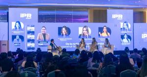 José Tumbaco, Jessika Solórzano, Mercedes Córdova y Estefanía Arias durante un panel sobre medios, comunicación y construcción de historias en iPR Summit 2026.