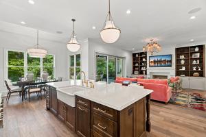 5321 Inglewood Ln indoor-outdoor living