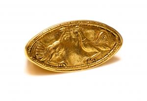 14th–16th-century Renaissance 24K gold ring featuring two facing roosters