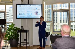 Neurobit CEO presenting the NeuroSwift Pro device, an AI-driven ocular biomarker platform validated across 800 patients in 11 Dutch hospitals for acute neuro-vestibular triage.