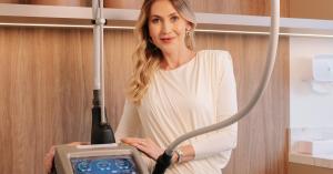 Dra. Maria Carolina Casa Souza, dermatologista, na sala de tecnologias da MC Clínica Dermatológica, na Praia Brava, em Itajaí, Santa Catarina.