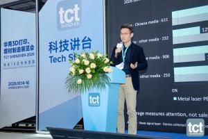 Sangmin Lee presenting an AMPulse chart comparing additive manufacturing news coverage across languages at TCT Shenzhen 2026.