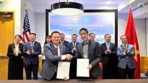 Bryan Vuong, founder and CEO of Silicon Valley-based cybersecurity company Cyfendo, signs a Memorandum of Understanding (MOU) with the Da Nang Innovation Startup Support Center in Vietnam to advance collaboration in artificial intelligence, cybersecurity,