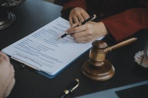 signing-contract-