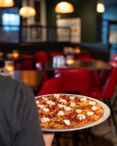On October 22, Home Run Inn Pizza is inviting pizza lovers across the country to raise a slice (or square) in honor of National Tavern-Style Pizza Day, a holiday created by the iconic Chicago pizza brand to celebrate the city's beloved thin-crust traditio