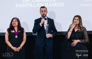 Dr. Carmelo Santillán Ramos durante los LOSD Excellence Awards 2026 en Oxford, tras recibir un reconocimiento internacional en sostenibilidad.