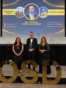 Dr. Carmelo Santillán Ramos con el reconocimiento Global Sustainability Business Champion durante los LOSD Excellence Awards 2026 en la University of Oxford.
