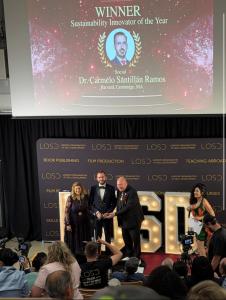 Dr. Carmelo Santillán Ramos con el reconocimiento Sustainability Innovator of the Year durante un evento de LOSD celebrado en Harvard University en 2026.
