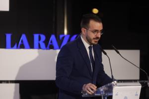 Dr. Carmelo Santillán Ramos impartiendo una conferencia sobre sostenibilidad, ESG y economía circular en un evento de La Razón.