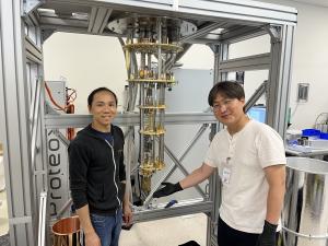 Jin Ho Kang from UCLA and Alan Zhang from Quantum Design install the QPU (Quantum Processor Unit) onto a Proteox®S Dilution Refrigerator