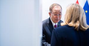 Ban Ki-moon shakes hands with Federal Minister Beate Meinl-Reisinger
