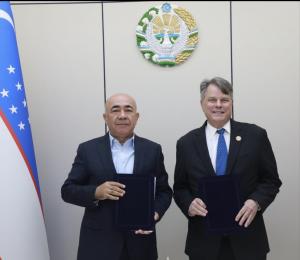 Tashkent Region Governor Zoyir Mirzayev and PowerScape Global CEO Karl Moor holding signed memorandum folders